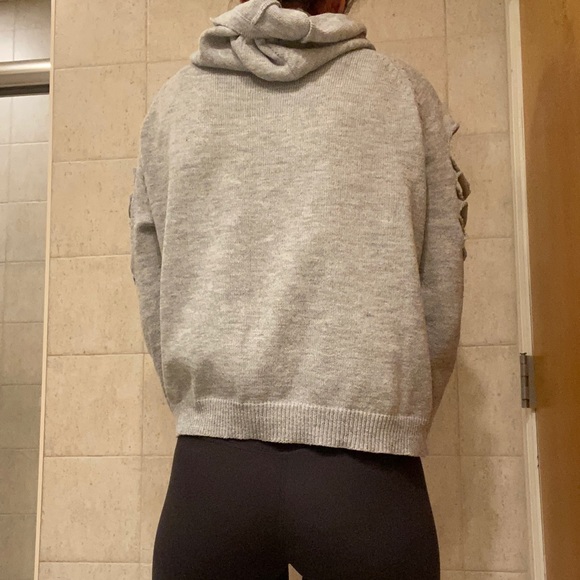 Gray sweater with rips - Picture 4 of 4